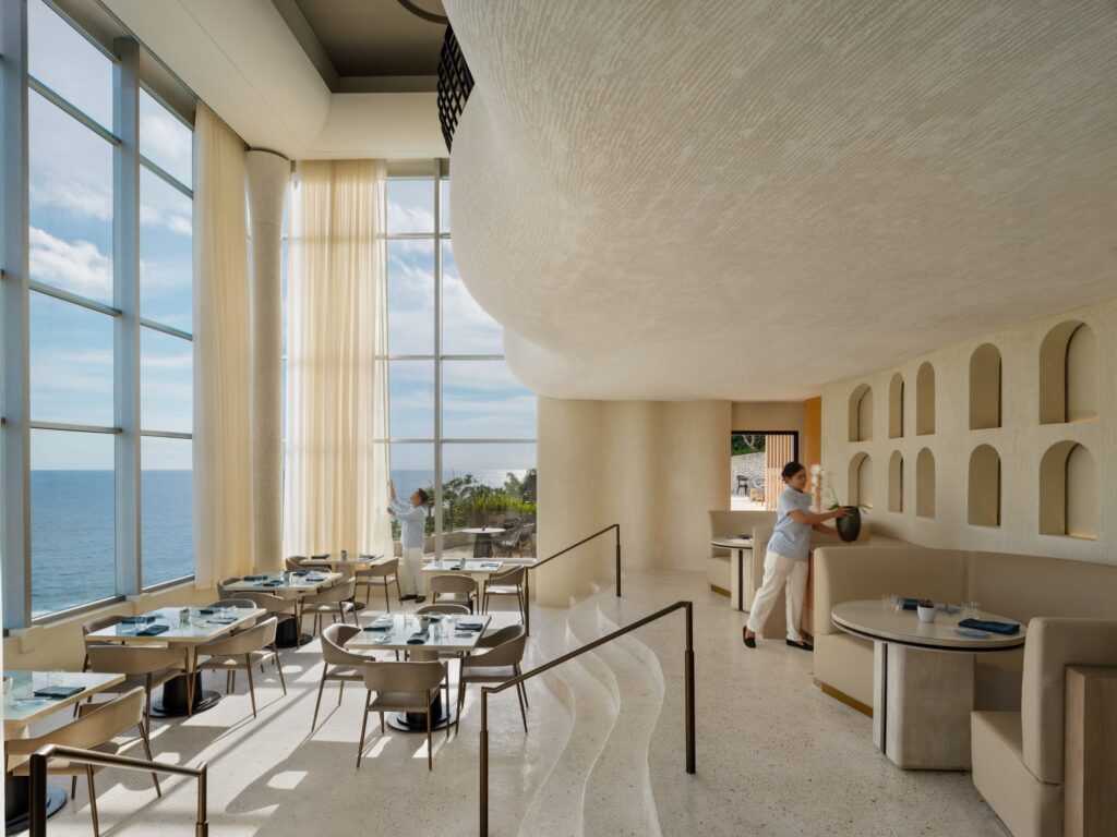 Один из ресторанов на курорте Umana Bali, LXR Hotels & Resorts на острове Бали, Индонезия