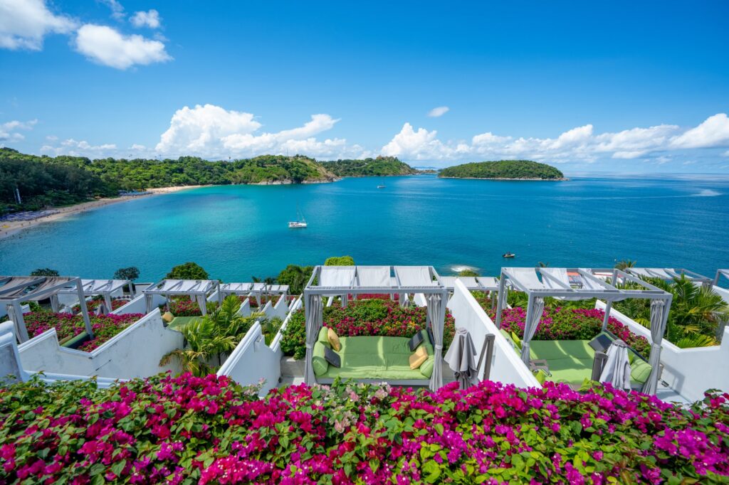 Вид на море из отеля The Nai Harn, Phuket на острове Пхукет, Таиланд
