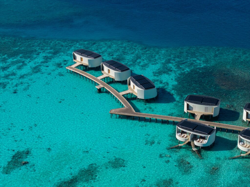 Вид на надводные виллы Centara Grand Lagoon Maldives Resort на Мальдивах
