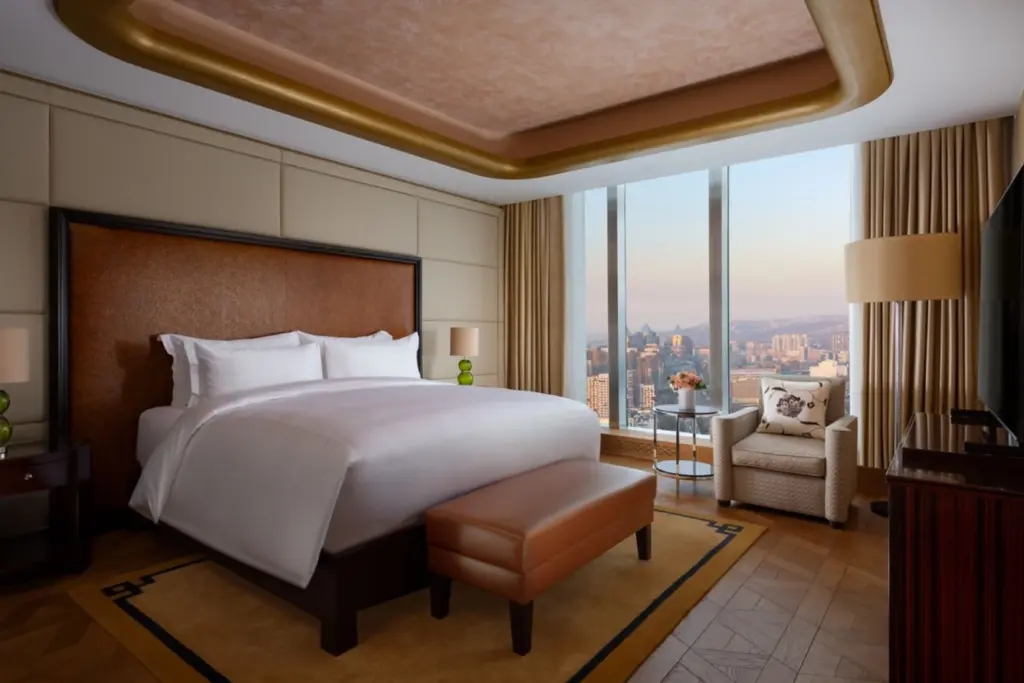 Номер Ritz-Carlton Almaty с видом на горы Заилийского Алатау